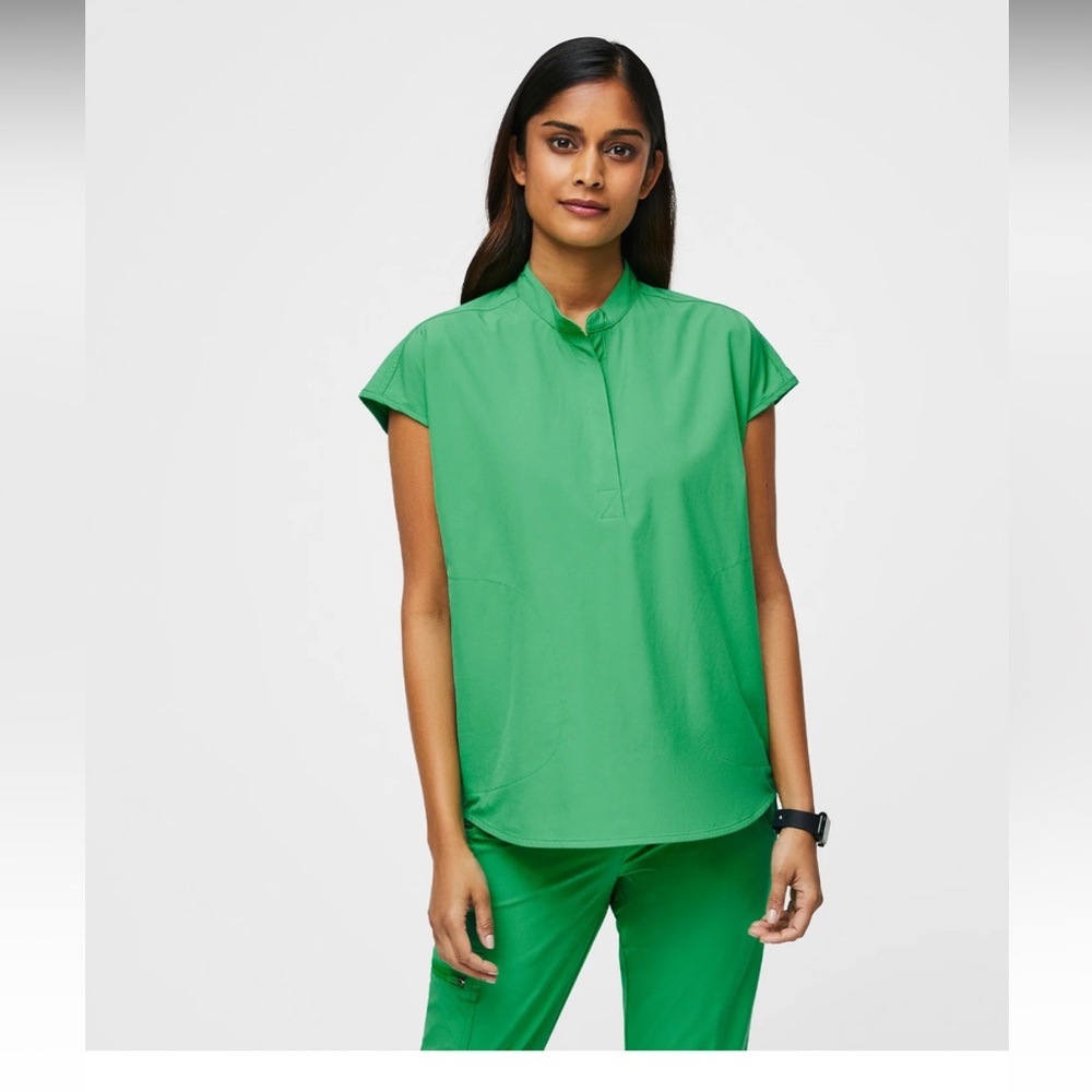 Safety Green Rafaela™™ FREEx™ 
- Oversized Scrub Top size small